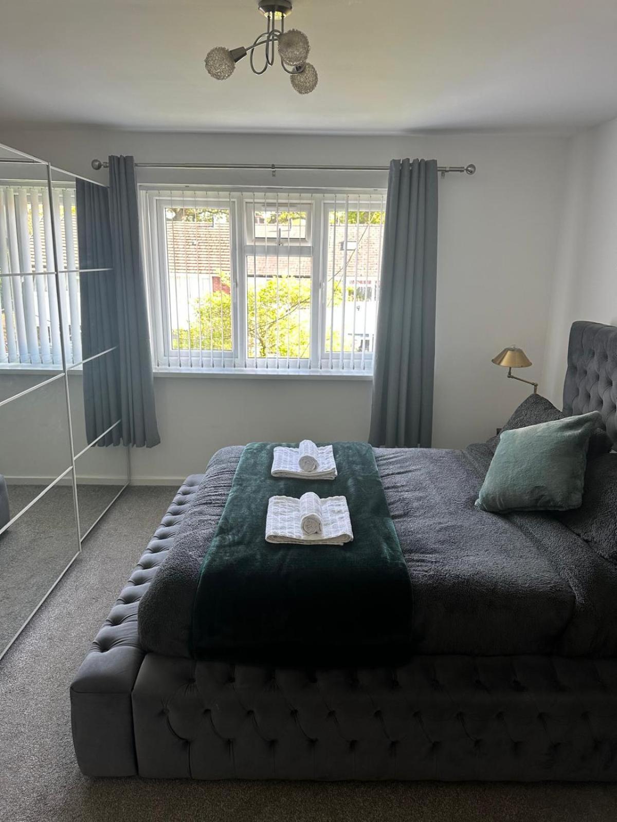 Apartment The Coral - 2 Bedroom In Lakeside, Minutes From Roath Park Cardiff